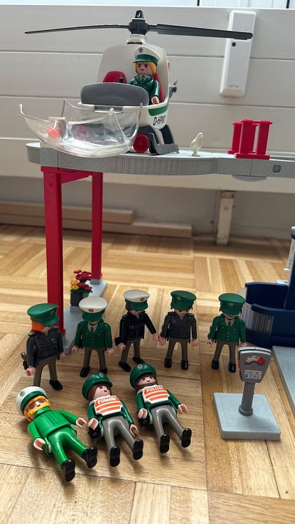 Jeux de construction: Playmobil grosse Polizeistation mit viel Zubehör – D'occasion à Schönenbuch par marisli80 1