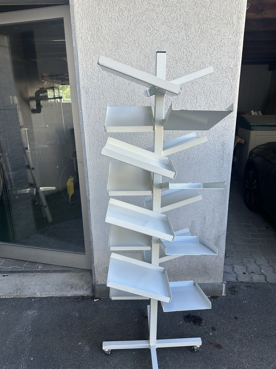 Altro in Decorazioni & Accessori: Prospekt Ständer auf Rollen Metall weiss – Usato da Reiden venduto da Party71