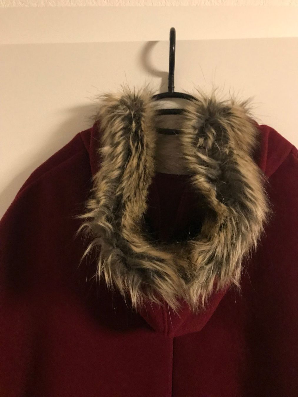 Altro in  Abbigliamento & Accessori: rotes Poncho mit Kunstfell und Kaputze – Usato da Freudwil venduto da Feenland2010 3
