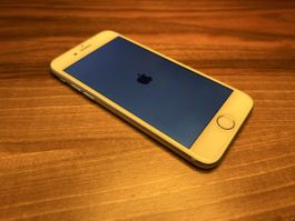 Apple iPhone 7, silber, guter Zustand, startet nicht auf!