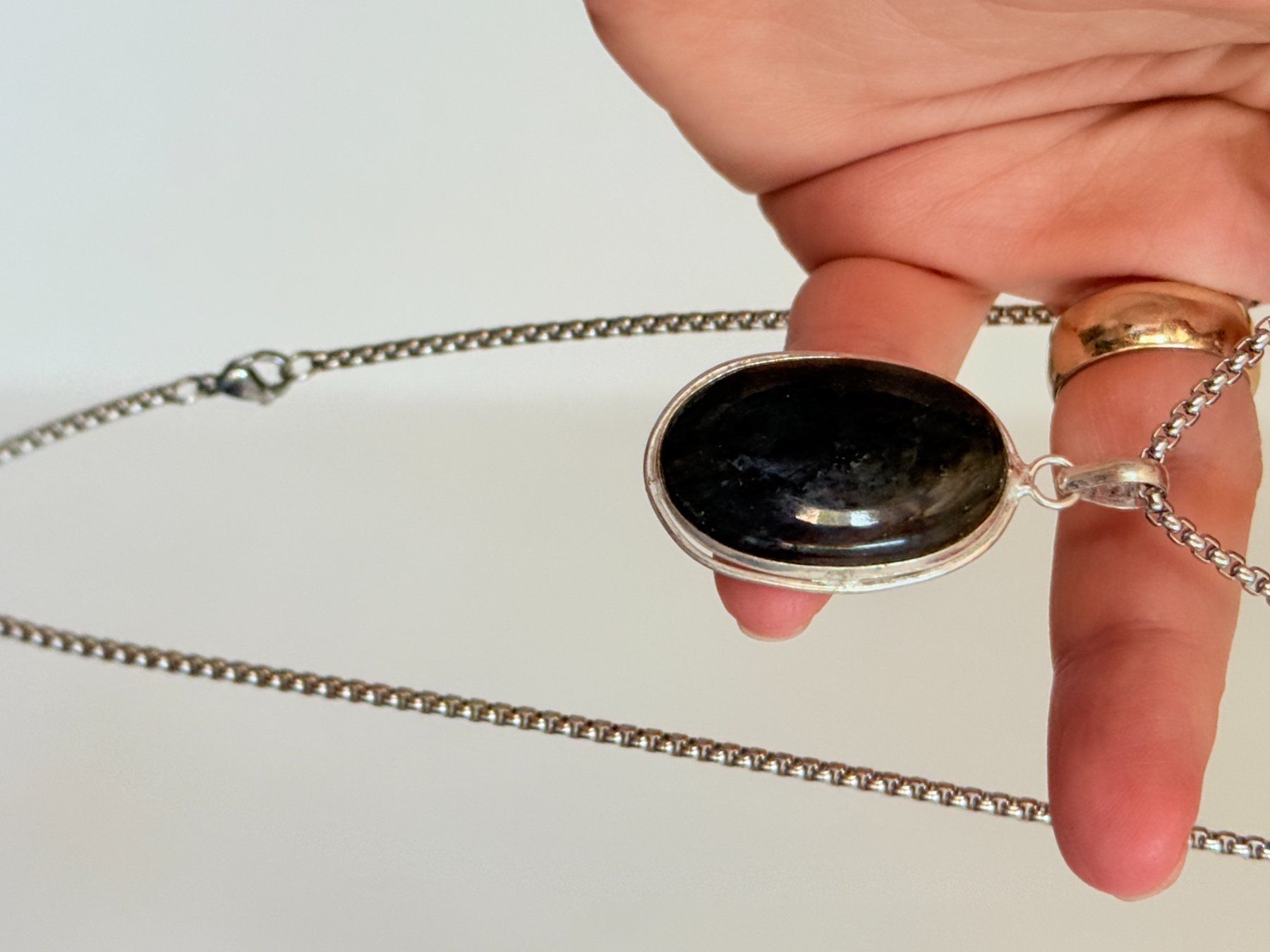 Catenine: Collier vintage avec pendentif pierre Labradorite – Nuovo e nell'imballaggio originale da Genève venduto da AWWA 1