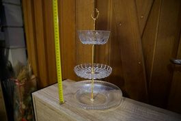 Kristallglas Etagere, 3 Ebenen, goldener Griff, 36 cm hoch