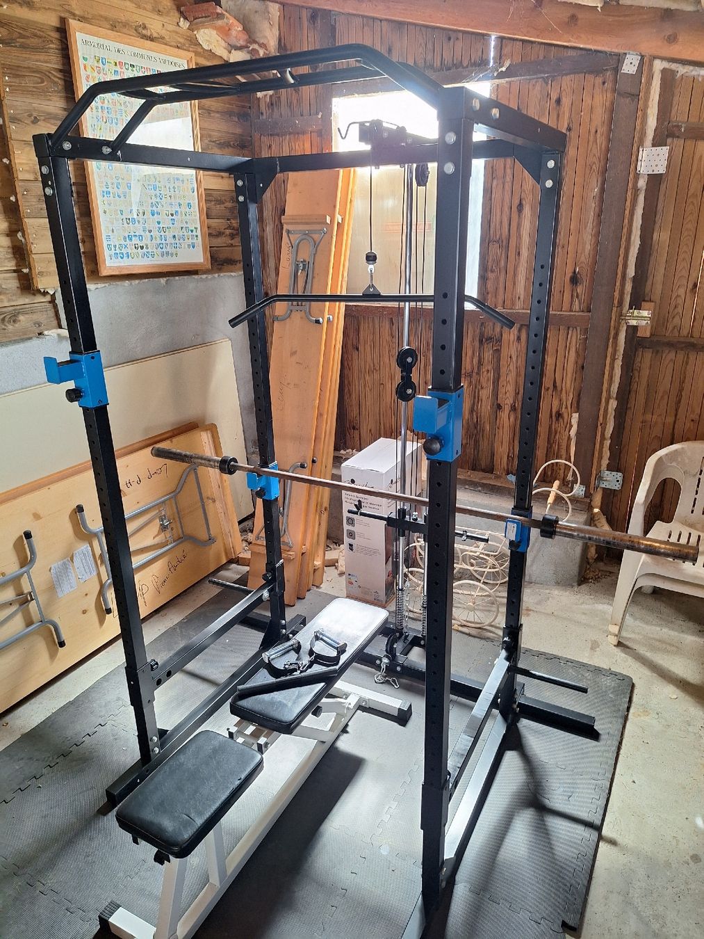 Vélos d'appartement: Cage à squat et divers poids – D'occasion à Montmagny par Petitloup92