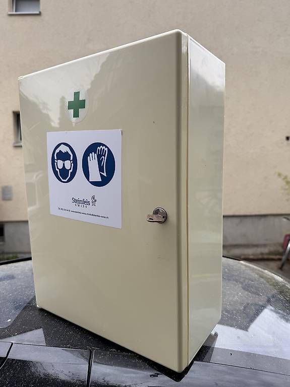 Armadi: Erste Hilfe Schrank – Usato da Bern venduto da Padrepio5