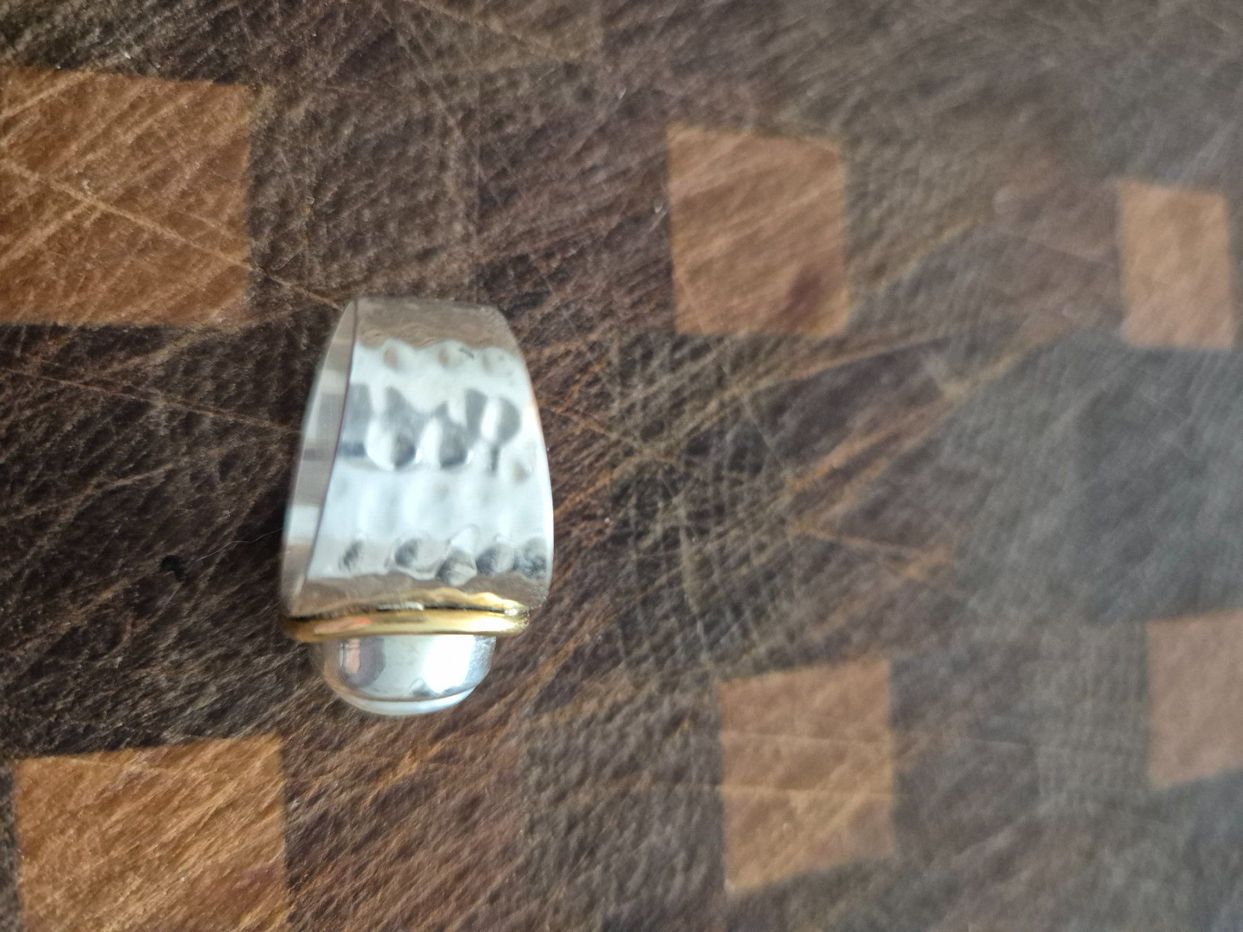Anelli: bague argent martelé 925 et laiton avec perle eau douce – Nuovo (secondo la descrizione) da uvrier venduto da lau_r7w6 2