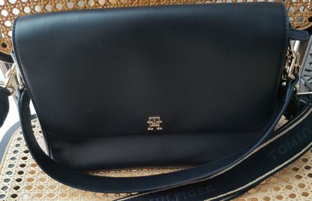 Tommy Hilfiger Umhängetasche Schwarz Damen Leder sehr gut