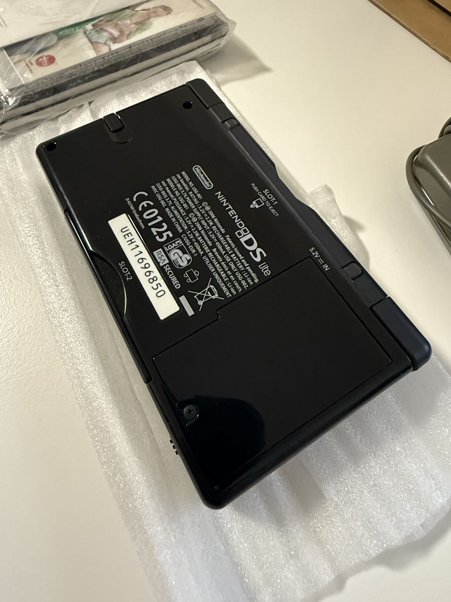 Nintendo Console: Nintendo DS Lite Console Black new with Original Packaging – Nuovo e nell'imballaggio originale da Villaz-St-Pierre venduto da AuctionWonFor3 9