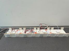 Leisten mit Steckdosen und Bedienpanels und Steuerelementen