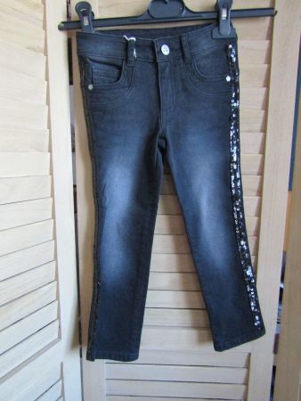 Gr. 104, Jeans in Schwarz mit Paillettennähten, Taschen