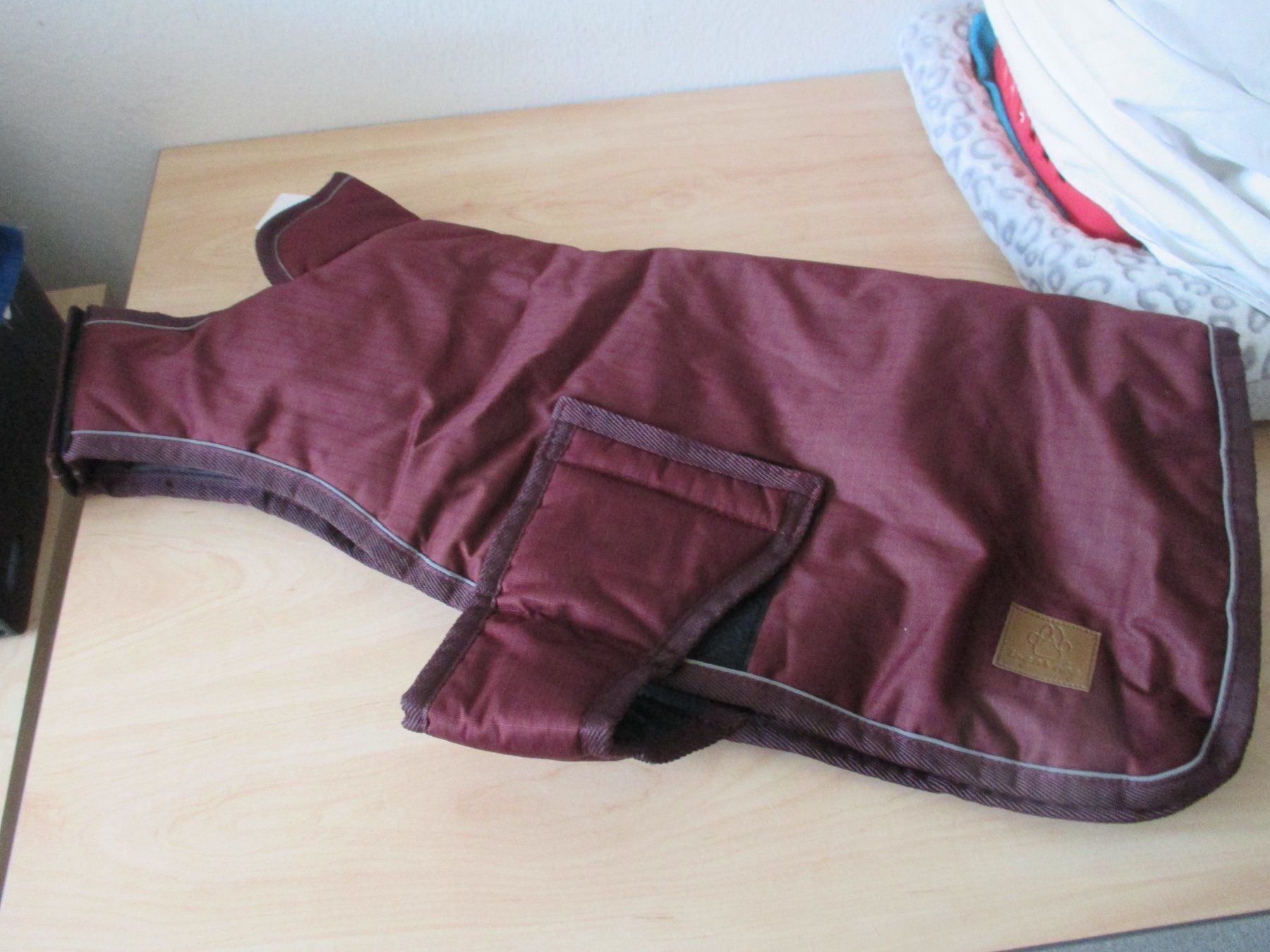 Abbigliamento: Wattierte Warme Hundemäntel Bordeaux Neu Gr.64cm oder 75cm – Nuovo e nell'imballaggio originale da Winterthur venduto da katzen07