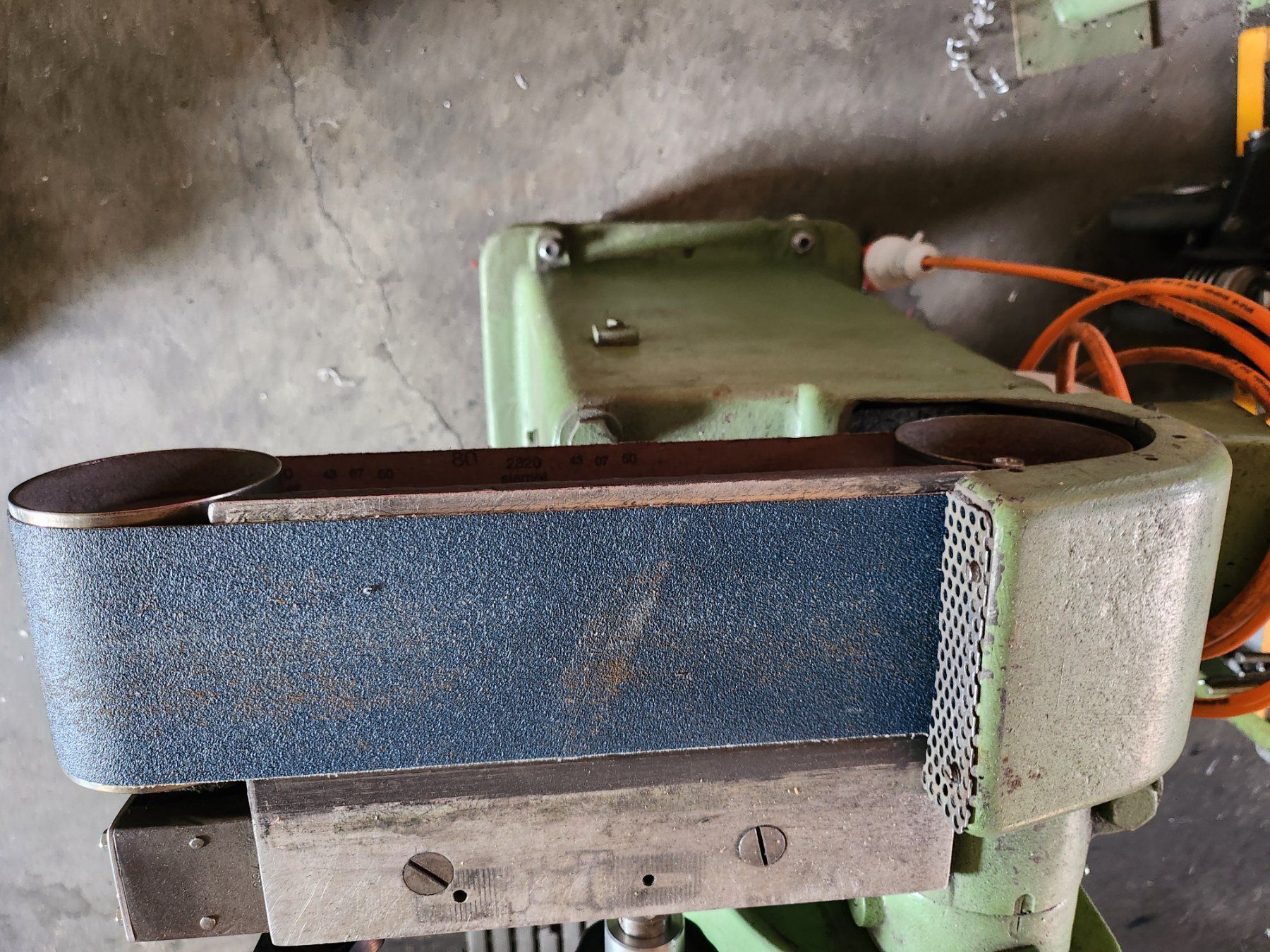 Smerigliatrici & Lucidatrici: BANDSCHLEIFER 380 VOLT, PROFIGERÄT mit 10 Stck. Ersatzbänder – Usato da Romanshorn venduto da Legere8 4