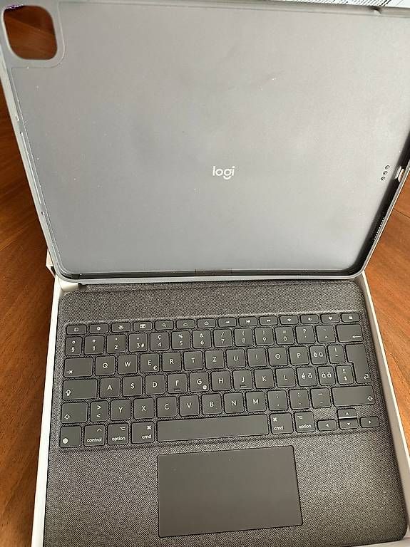 Logitech Tastiere: Logitech Combo Touch Ipad Pro 12.9 Zoll (5. & 6. Generation) – Nuovo (secondo la descrizione) da Zürich venduto da sim_whg8 2