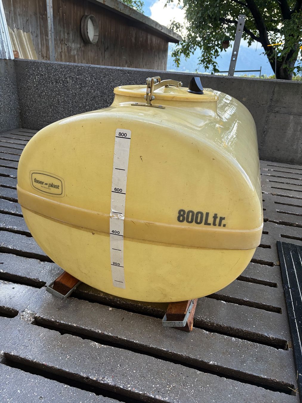 Tränken & Tröge: Wassertank 800Liter Polyestertank – Gebraucht aus Jenins von Urzi0 3
