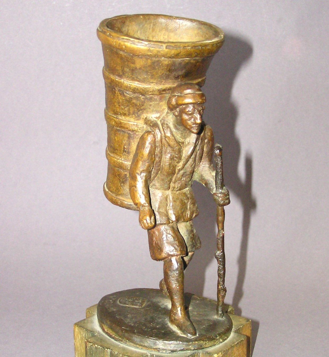 Statuette: WERNER ROMANG BRONZE BUTTENMANN – Usato da Grenchen venduto da Antique-hunter 5