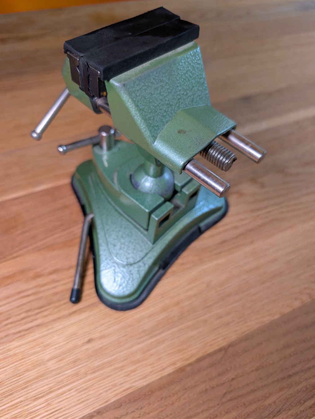 Tous les outils: Alter Tisch Schraubstock – D'occasion à Wynau par Zebrafurz 2