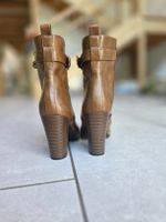 Anna Fiels Stiefeletten braun, leichte Schnürung. 