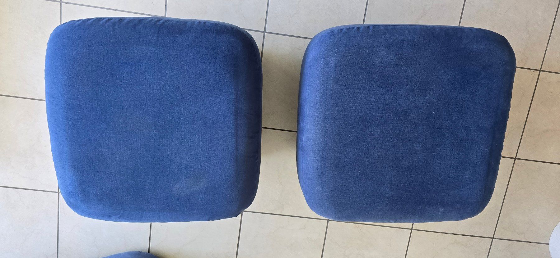 Divani: Canapé bleu 150cm + 2 pouffes – Usato da La Tour de Peilz venduto da Helvetica-Raw 1