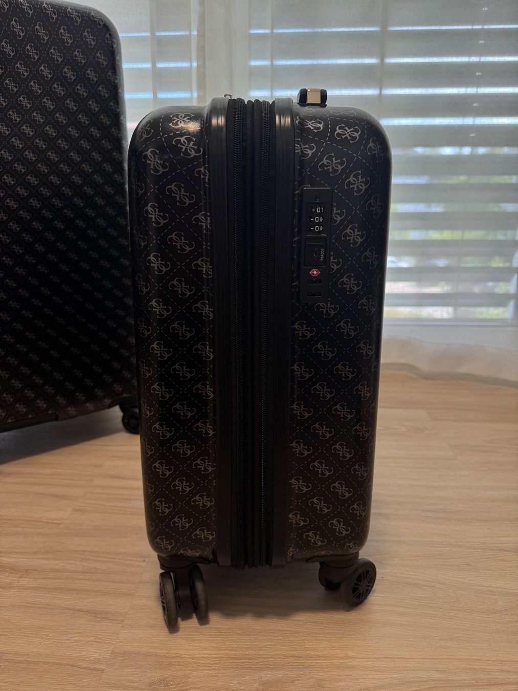 Valises de voyage: Guess Handgepäckkoffer schwarz – D'occasion à Maisprach par jokoundklaas 1