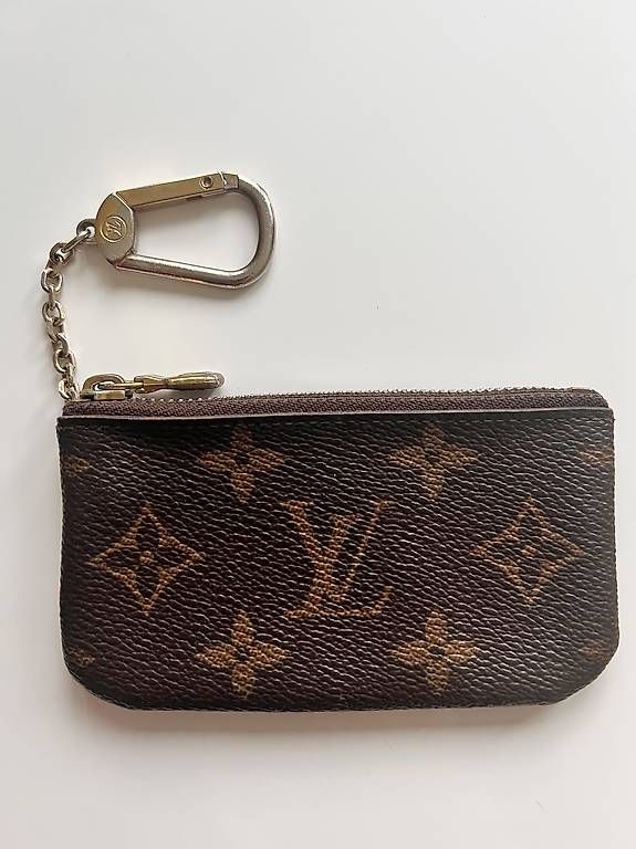 Sacs femmes: Louis Vuitton Pochette Cles  Monogram Canvas – D'occasion à Schwerzenbach par Sarah_Schwerzenbach 1