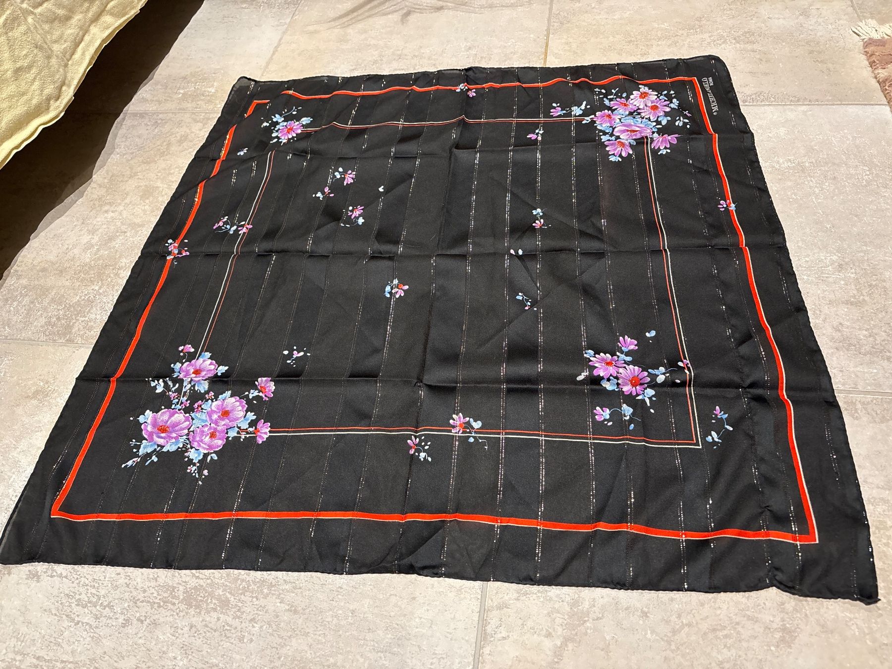 Foulards, Tücher & Schals: Schwarzes Foulard mit Blumenmuster - Amor – Gebraucht aus Bülach von Jackybabue 2