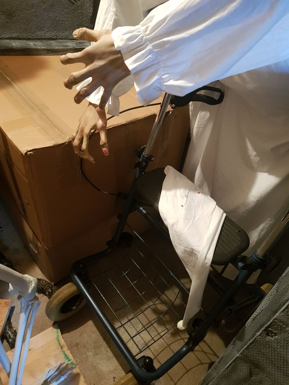 Alle Dekorationen: HORROR/ HALLOWEEN ZOMBIE OMA MIT ROLLATOR – Neu (gemäss Beschreibung) aus Root von LifestyleAccessoires 3