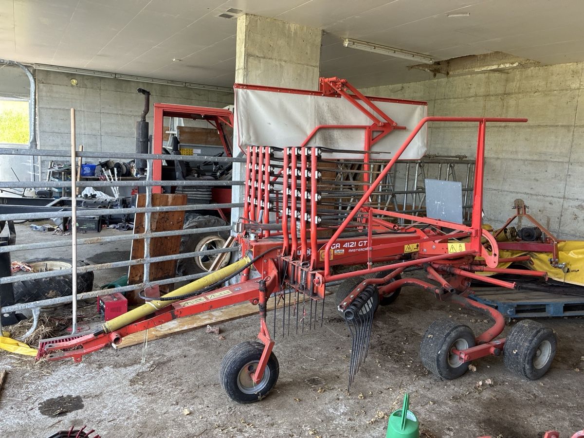 Kuhn Raccolta foraggio grezzo: Schwader Kuhn GA 4121  GTH – Usato da Bäretswil venduto da gra_6mx2