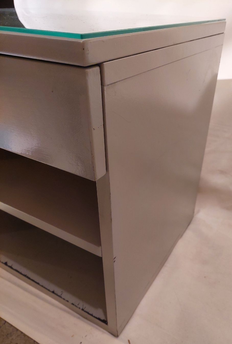 Comodini: kleines Möbel mit Schublade, verstellbares Tablar, Glas oben – Usato da Zürich venduto da Cortin 3