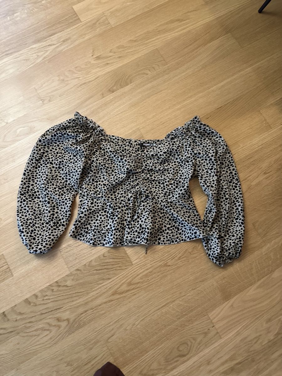 Blusen: Missguided Bluse, Leoprint, Grösse 50 – Neu (gemäss Beschreibung) aus Ebikon von Ecnerolf.