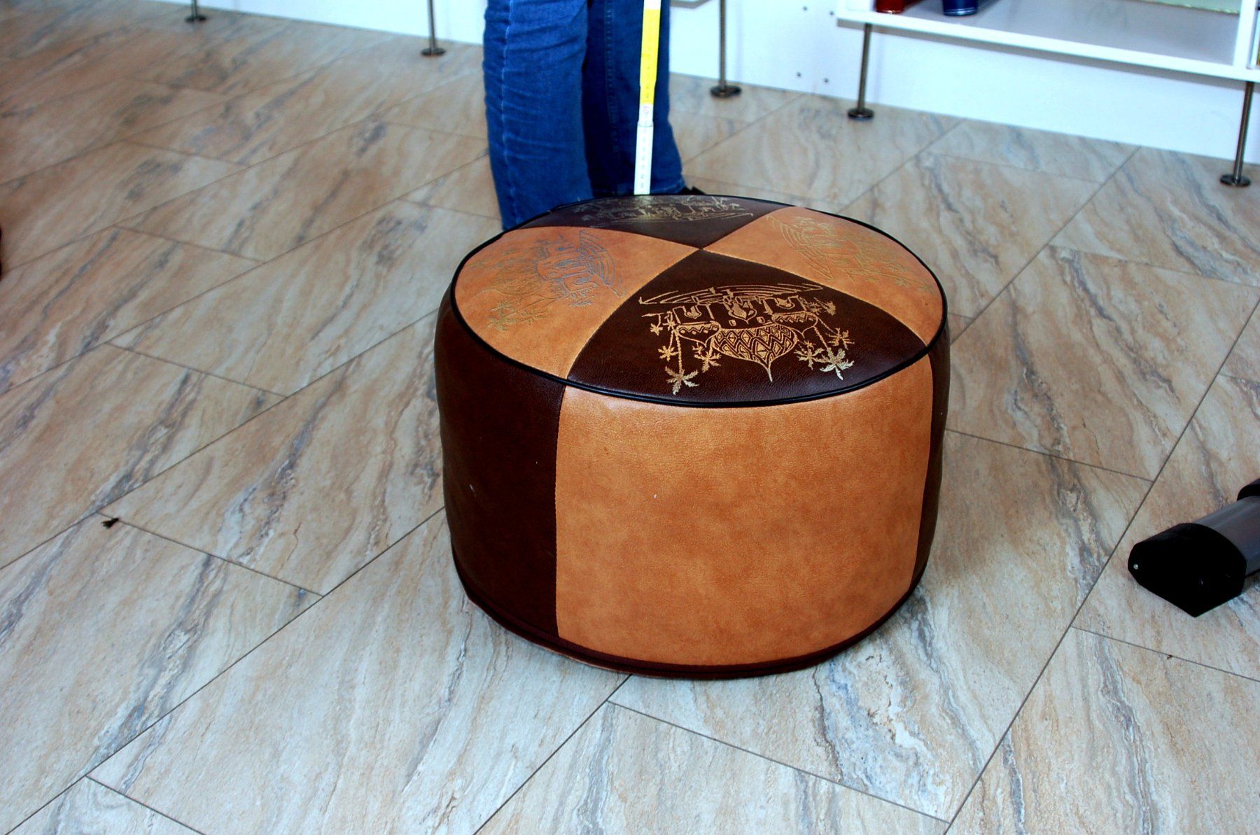 Hocker: Runder Lederhocker Ø 45 cm – Gebraucht aus Zeiningen von dor_k786 1