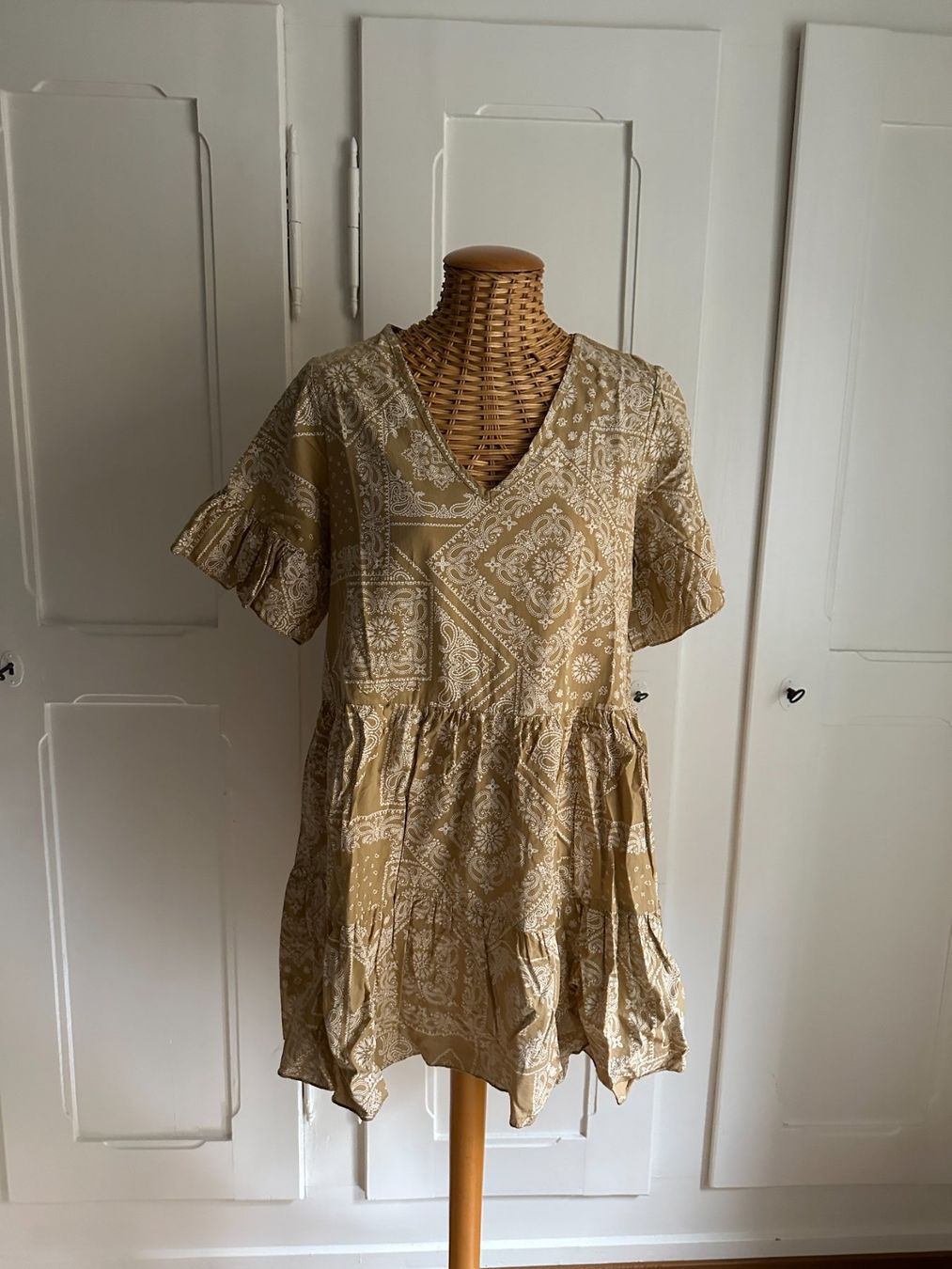 Kleider: GOLD GOLD - Kleidchen beige-weiss – Gebraucht aus Zürich von Diazaio