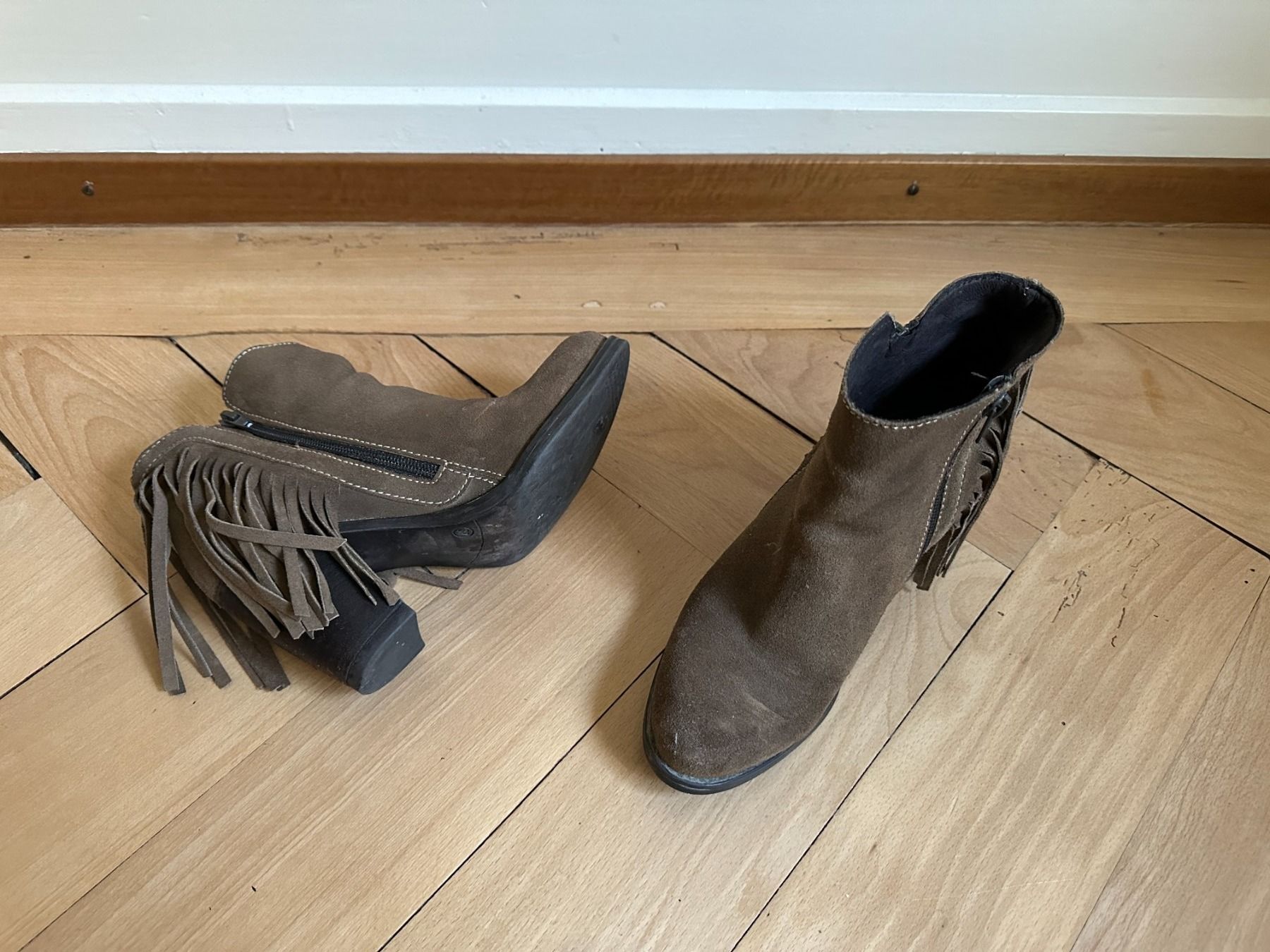 Scarpe da donna: Lederstiefelette braun mit Fransen - 37 – Usato da Zürich venduto da Diazaio 2