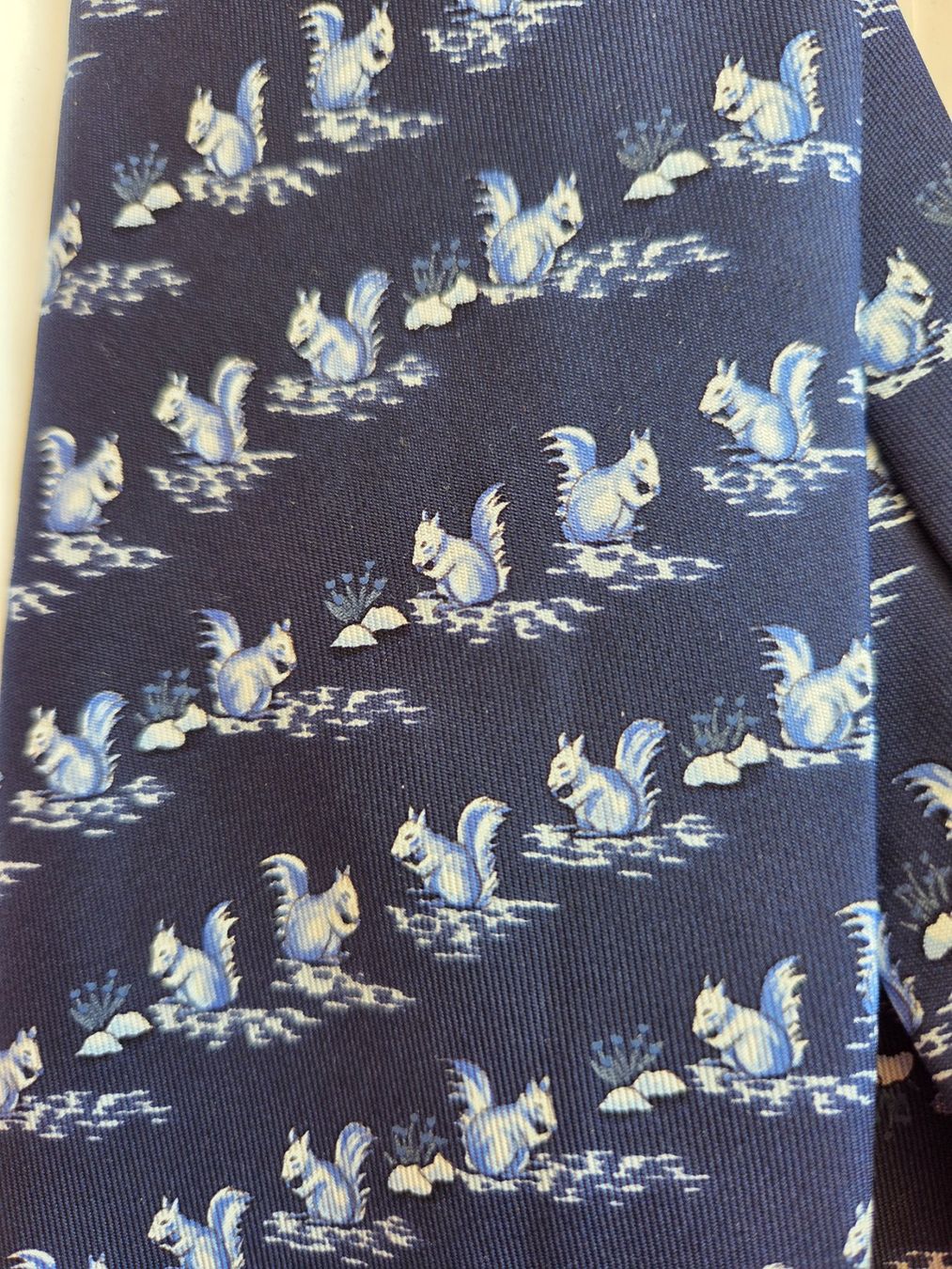 Hermès Cravatte: Hermes cravat Eichhörnchen muster – Usato da Minusio venduto da Ninfa54 2