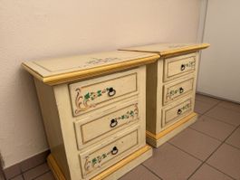 2 tables de nuit en bois avec motifs floraux bon état