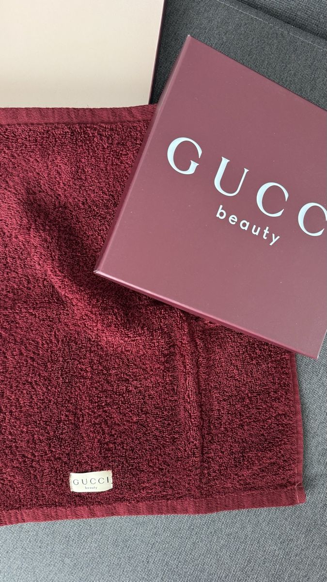 Gucci Serviettes de bain: Gucci Beauty Kleines Handtuch – Neuf (Voir description) à Zürich par sel_9kd 1