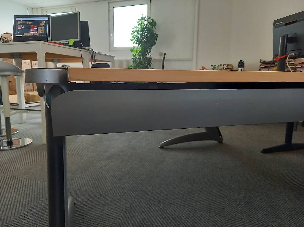 Scrivanie: Grosser Bürotisch – Usato da Aesch BL venduto da Lomi 1