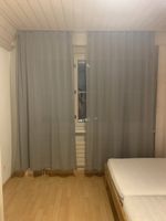 Vorhänge in modernem Grau – gepflegter Zustand