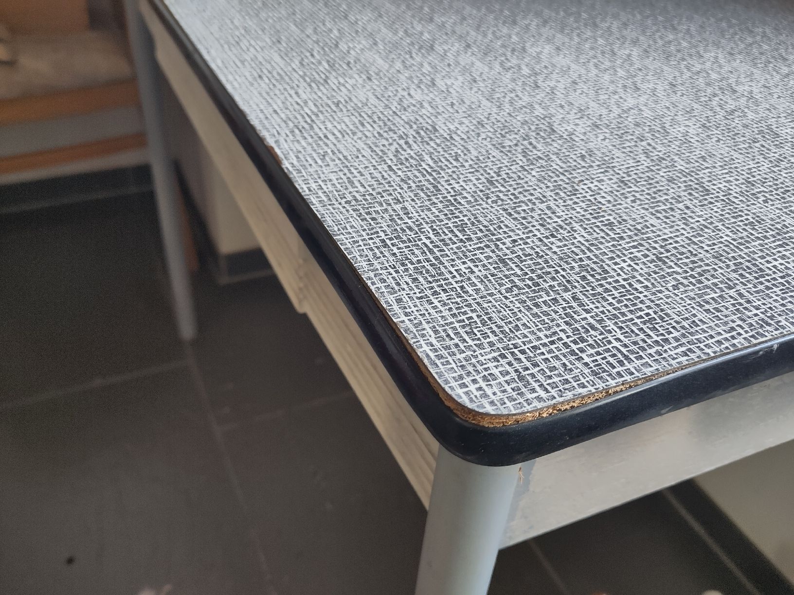 Tische: Retro Tisch mit Schublade, grau gemustert – Gebraucht aus Derendingen von Biberister 3