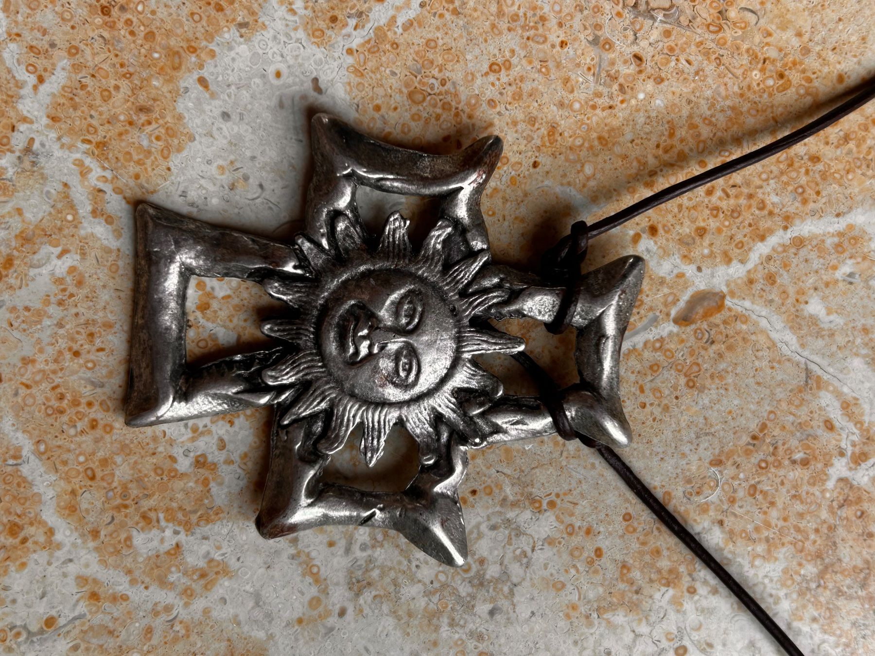 Catenine: Sonnen Amulette mit Lederband – Usato da Laufen venduto da belleskulptur 3
