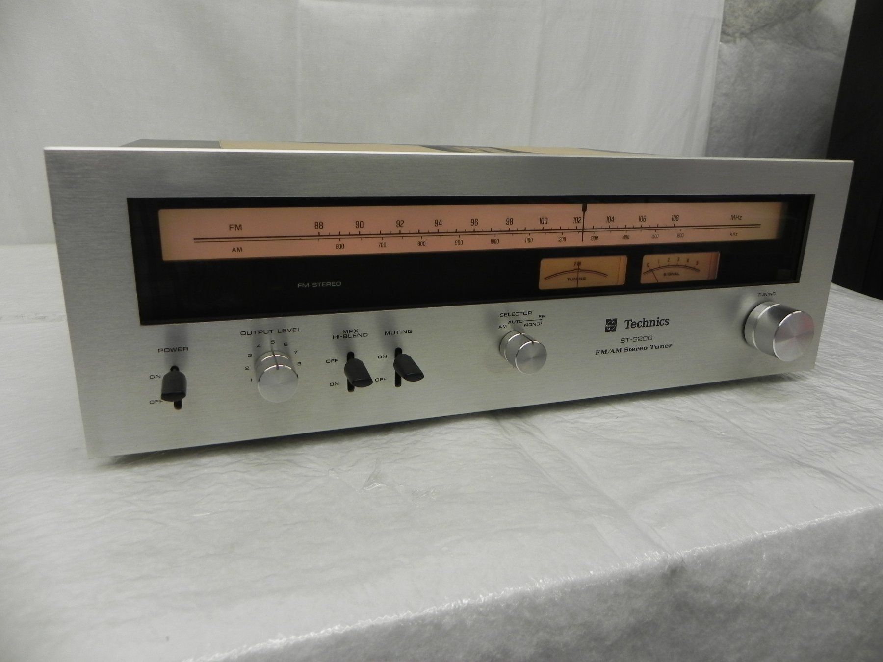 Technics Radio: Technics ST-3200 Tuner – Usato da Basel venduto da Life-Style-Art 2