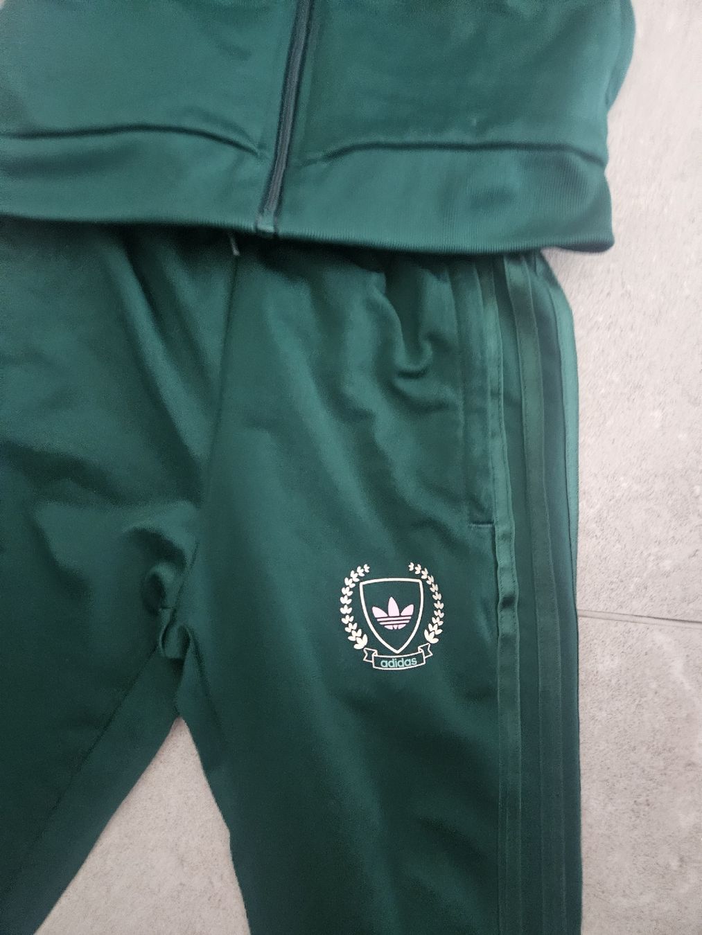 Adidas Completi: Adidas Trainingsanzug grün, Grösse 116 – Usato da Zwingen venduto da kajamido1 2