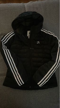 Schwarze Adidas Jacke mit Kapuze, Grösse S,Winterbereit