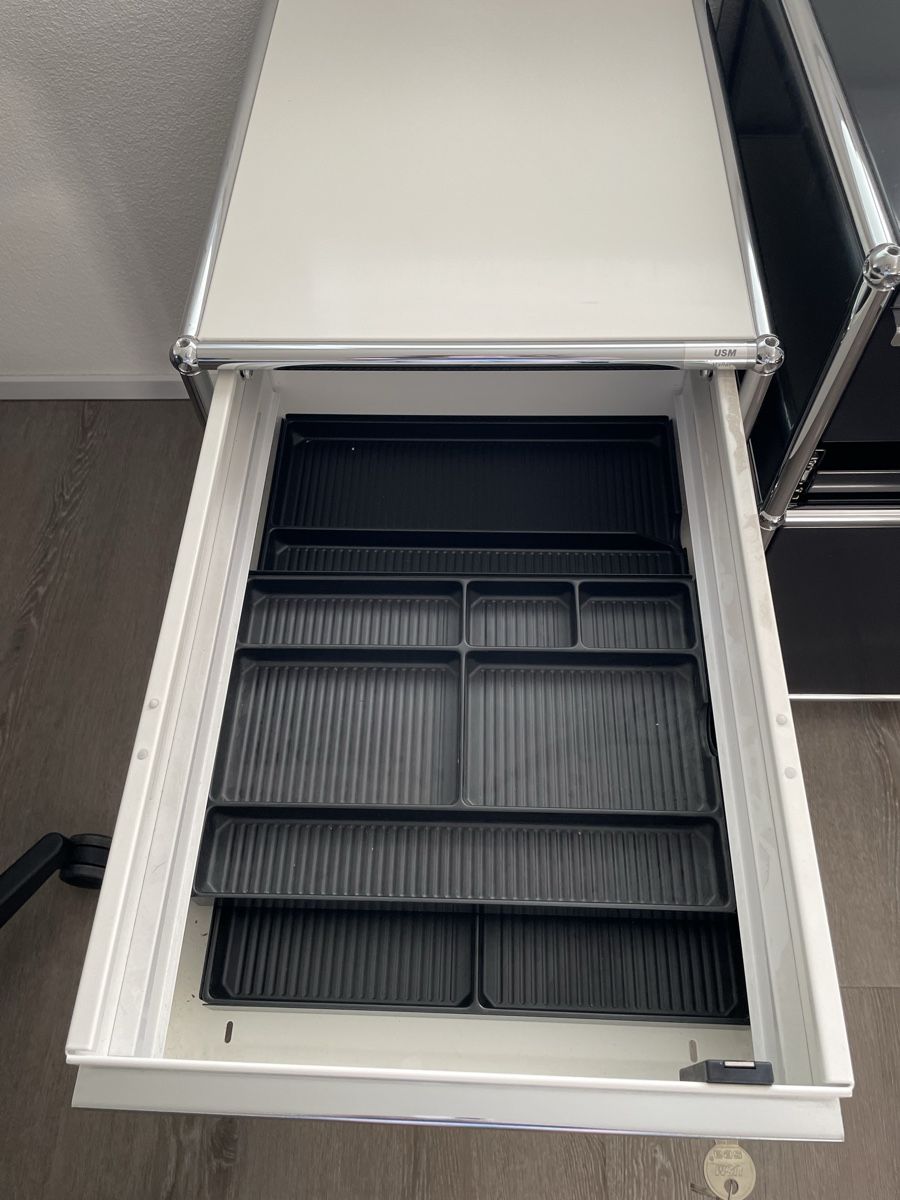 USM Banconi: USM Haller Rollcontainer weiss, 2 Schubladen – Usato da Uster venduto da klale03 3