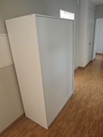 Weisser Schiebetürenschrank mit viel Stauraum