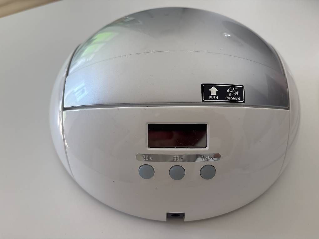 Unghie finte: UV-Nagellampe – Usato da Zuzwil SG venduto da LauraBesselaar 1