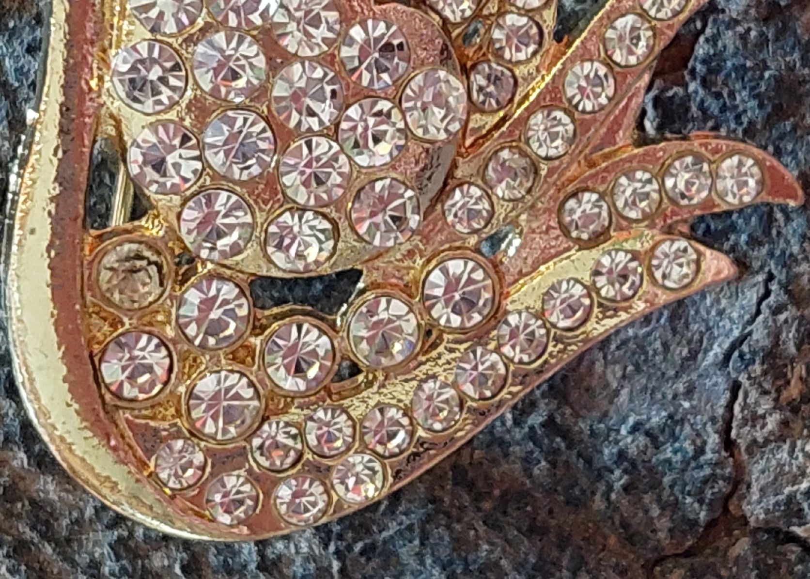 Broches & Aiguilles: Schwan Brosche, goldfarbig mit Strass-Steinchen – Neuf (Voir description) à Oberwil BL par Hunajakakku 3