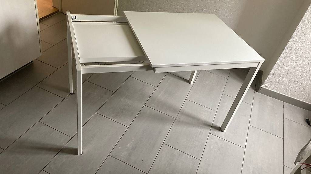 Set di tavolo e panche: Stabiler Ikea-Tisch mit 2 Stühlen – Usato da Bern venduto da Coolwindow 2