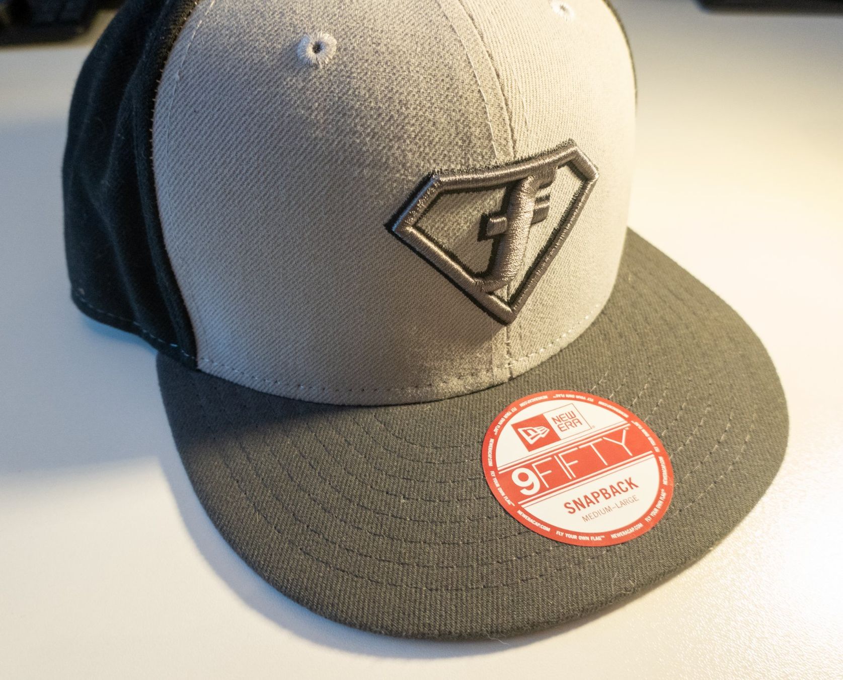 New Era Copricapi, berretti & cappellini: Cap - Freestyle.ch - New Era - Snapback – Nuovo e nell'imballaggio originale da Flims Waldhaus venduto da wittwermathias 1