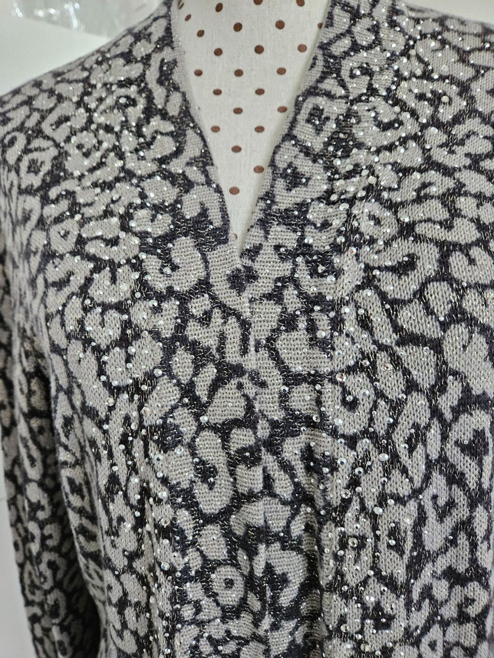 Giacche: Jacke Strickjacke Grösse 38 M Leopard Grau mit Strass – Usato da Gossau ZH venduto da fashiontwo 1