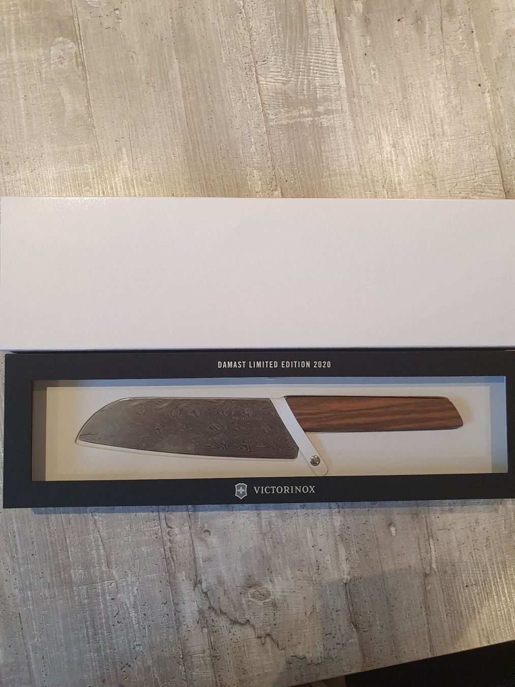 Victorinox Küchenmesser: Victorinox Santoku Damast Limited Edit – Neu und originalverpackt aus Küssnacht am Rigi von milchmaa83