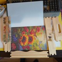 DIAMOND PAINTING TABLETT MIT BLUMEN UND SCHMETTERLINGE